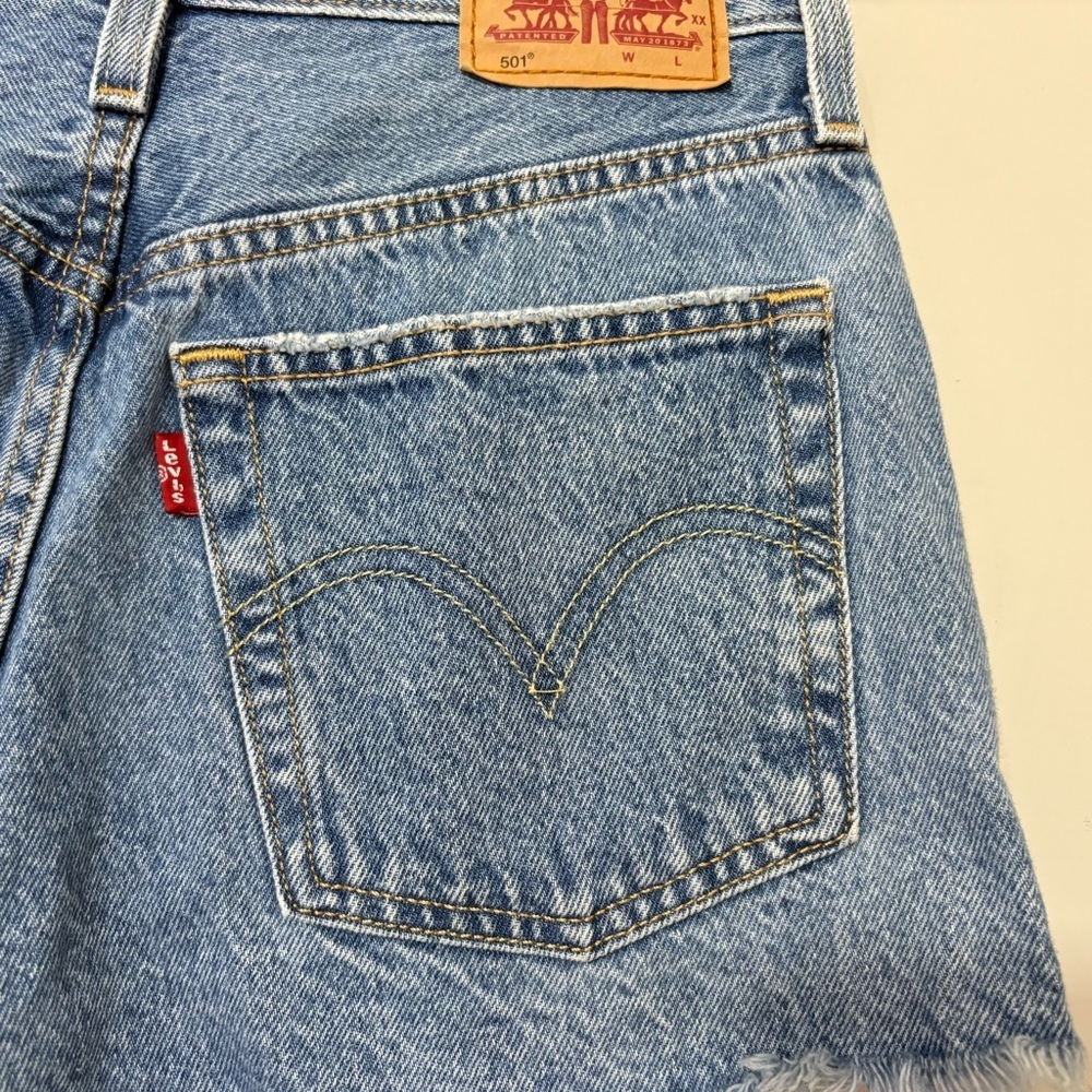 Levi’s 501 High Rise Distressed Denim Shorts Women’s Size 26 – Blue Cutoff - Picture 3 of 8
